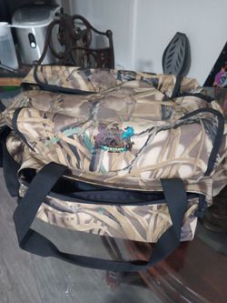 Hurters advantage wetlands camo hunting bag tons of pockets in new condition