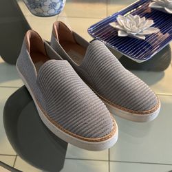 Women slip On.    UGG  SIZE 6