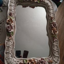 Very Old Mirror,  Espejo Muy Viejo