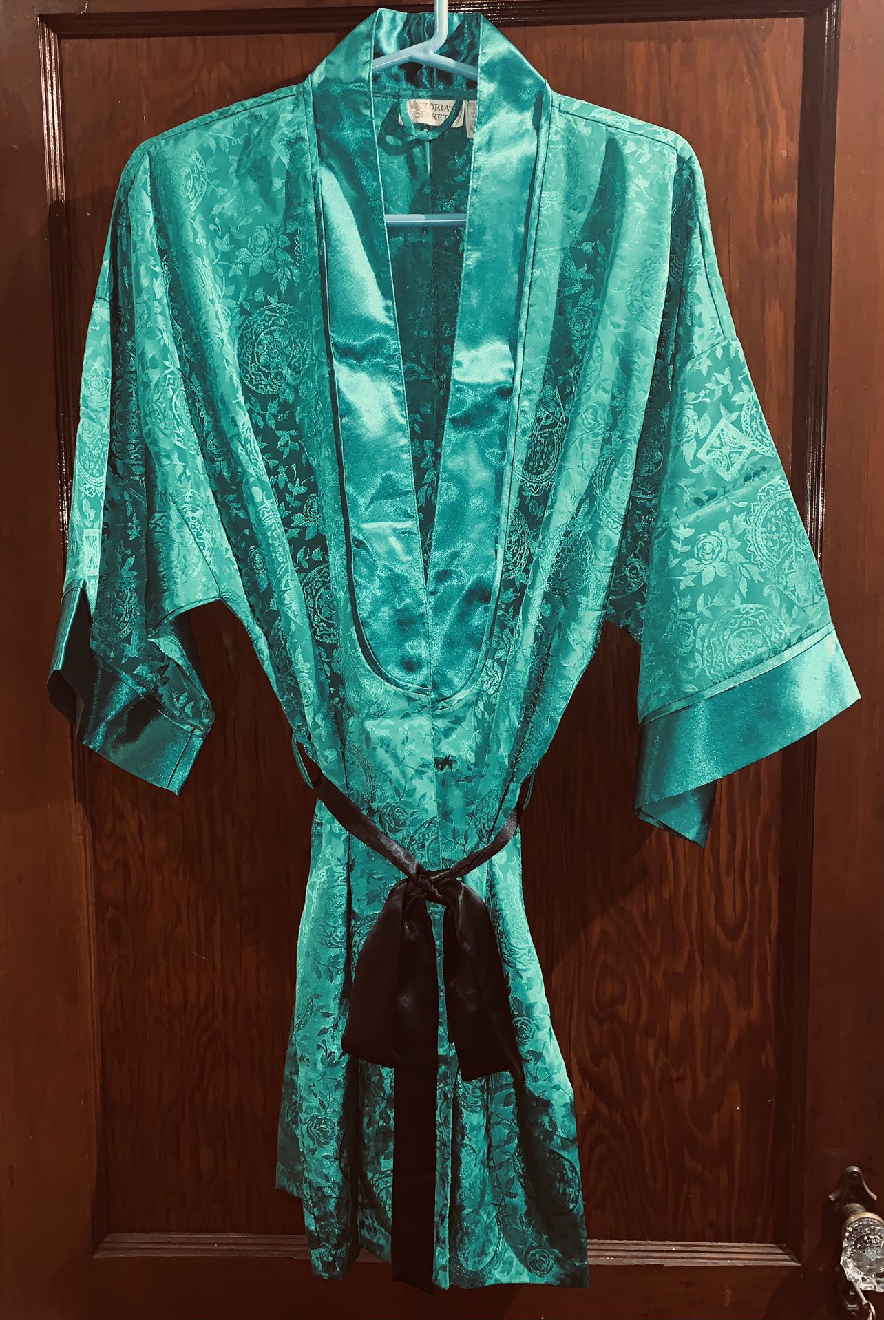 VICTORIA’S SECRET WOMENS SEXY LOUNGING WEAR EMERALD GREEN ONE SIZE FITS ALL OPEN BOX UNUSED SMOKE & PET FREE ENVIRONMENT  IMPRESSIVE ROBE