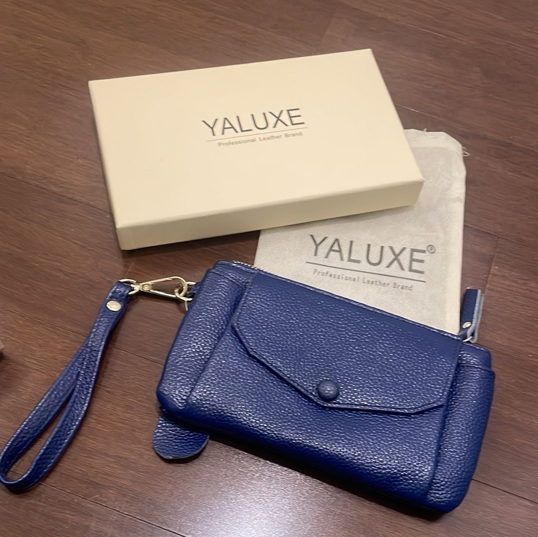 Yaluxe Blue Leather Wristlet