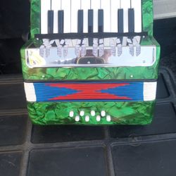 Acordiones Para Niños En Colo Azul, Rojo Y Verde Tiene 17 Teclas.