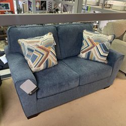 Cashton Blue Loveseat 