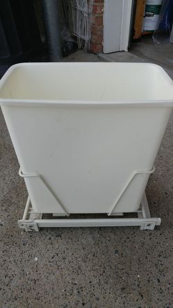Closetmaid garbage can with metal track