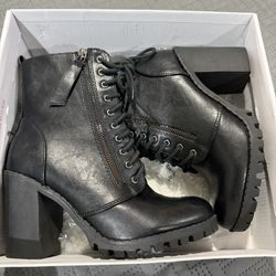 Woman’s boots size 7 only $10 as new 