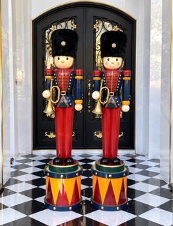 100% wood Pair of Life-Size Nutcracker Soldier Statues 7ft