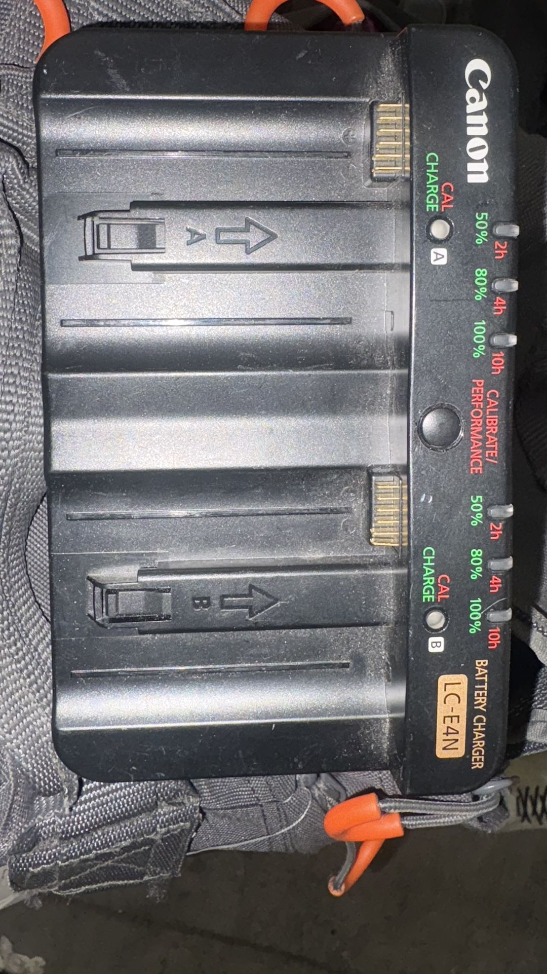 Canon LC E4N. Dual Battery Charger