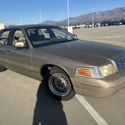 2000 Ford Crown Victoria 