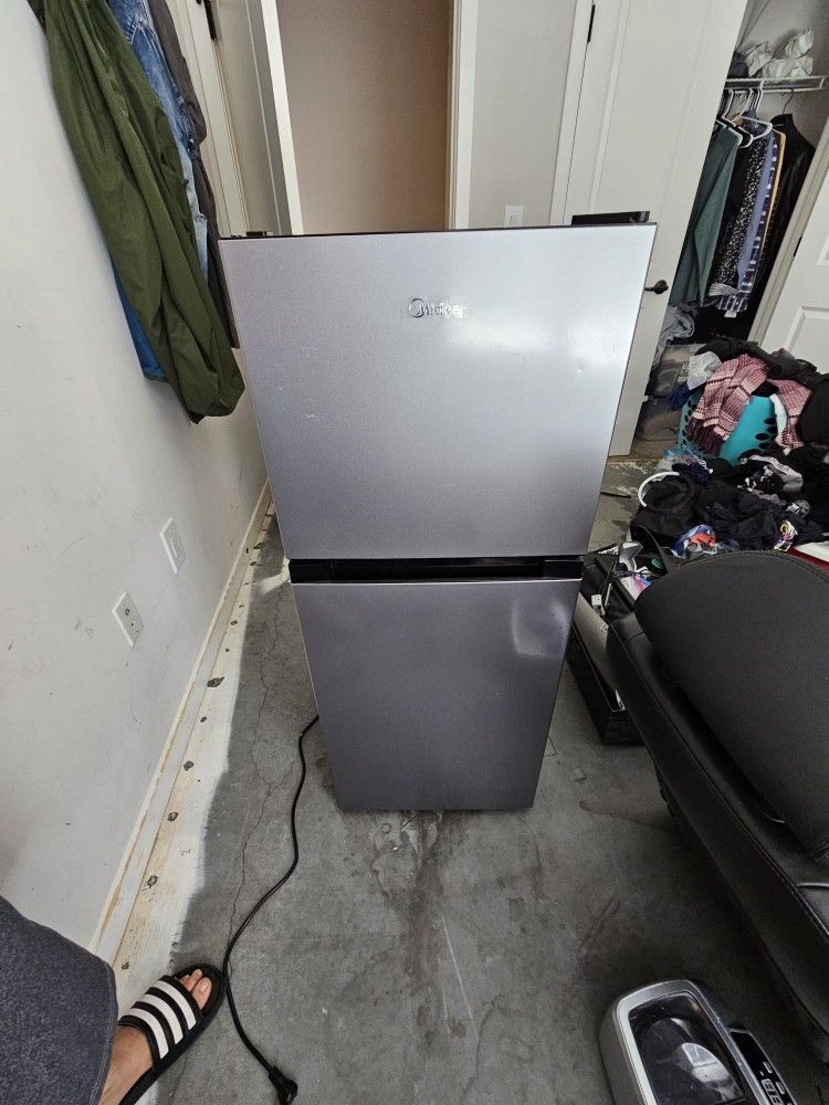 Midea MRM45D3ASL 4.5 cu. ft. Mini Fridge 2Door Top Freezer for Sale in