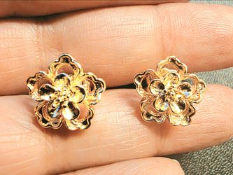 Flower stud earrings