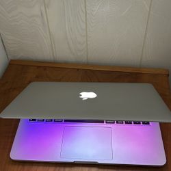 Apple MacBook Pro 13” Retina I5/8GB/256GB SSD $220
