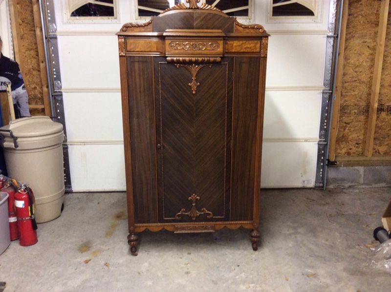 Antique chiffarobe