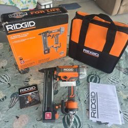 🔥$50 NO NEGOTIABLE🔥RIDGID R150FSF Pneumatic 18-Gauge. 1-1/2 in. Finish Stapler with Contractor's Bag