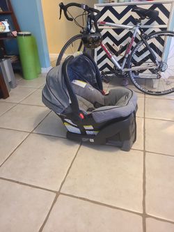 Graco Carseat With Base And Hood.