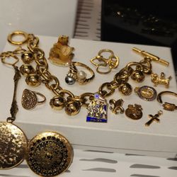 #2372, LOT OF VINTAGE, RINGS, PINS, BROOCH, BRACELET,DAMASCENE, PENDANTS, GOLD PLATED