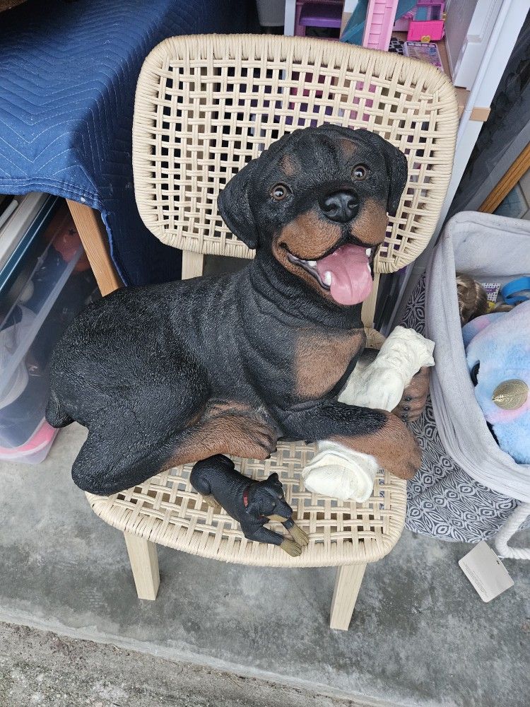 Rottweiler Statue