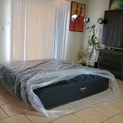 BRAND NEW KING SIZE BEAUTYREST 100 ANIVERSARY MATTRESS FOR SALE! IN EXCELLENT CONDITION,  FREE DELIVERY 