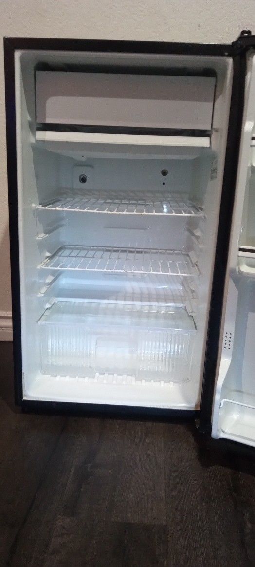 Micro fridge Like New Ready To Use Blows Out Cold Air Freezer Does