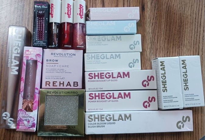 She glam/ I ❤️ revolution bundle never used