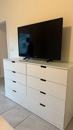 8-Drawer Dresser with Glass Top