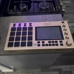 Akai Mpc live (Gold Special Edition)