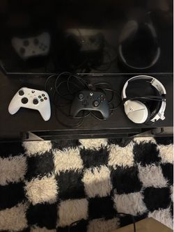 Xbox Series S (512GB) 2 Controllers, Headset.