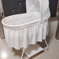 Bassinet White Like New