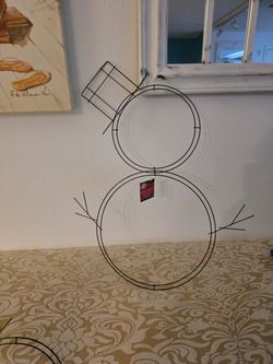 4 snowman's wreath and one egg wreath I'm no longer doing craft
All for $5.