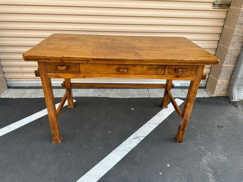 Solid wood desk table with drawers / mesa escritorio de madera solida con cajones