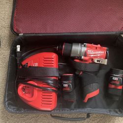 Milwaukee M12 Drill w/ 2 batteries