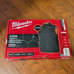 Milwaukee Men's Large M12 AXIS Black Heated Vest Kit