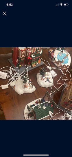 Read Description- Lemax Village Collection Santa Claus is Coming to Town, with 4.5V Adaptor (AA