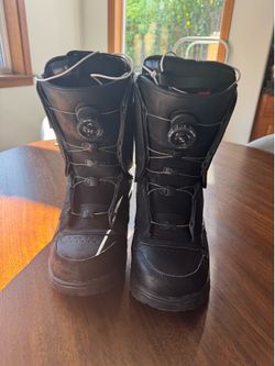 Snowboard boots