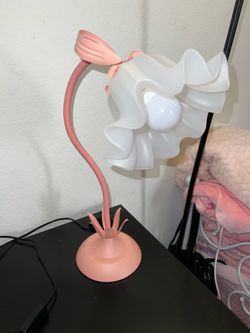Flower head nightstand lamp