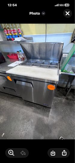 refrigerador con mesa y trastes