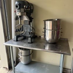 Avantco MX20 20 Qt. Planetary Stand Mixer with Guard & Standard Accessories - 120V, 1 1/2 hp Plus 3 Mixing Bowls