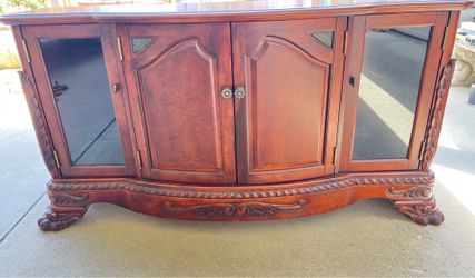Hutch for dining room. In excellent condition all wood material.
