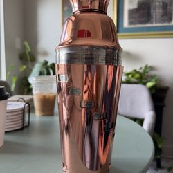 Cocktail shaker by OGGI new