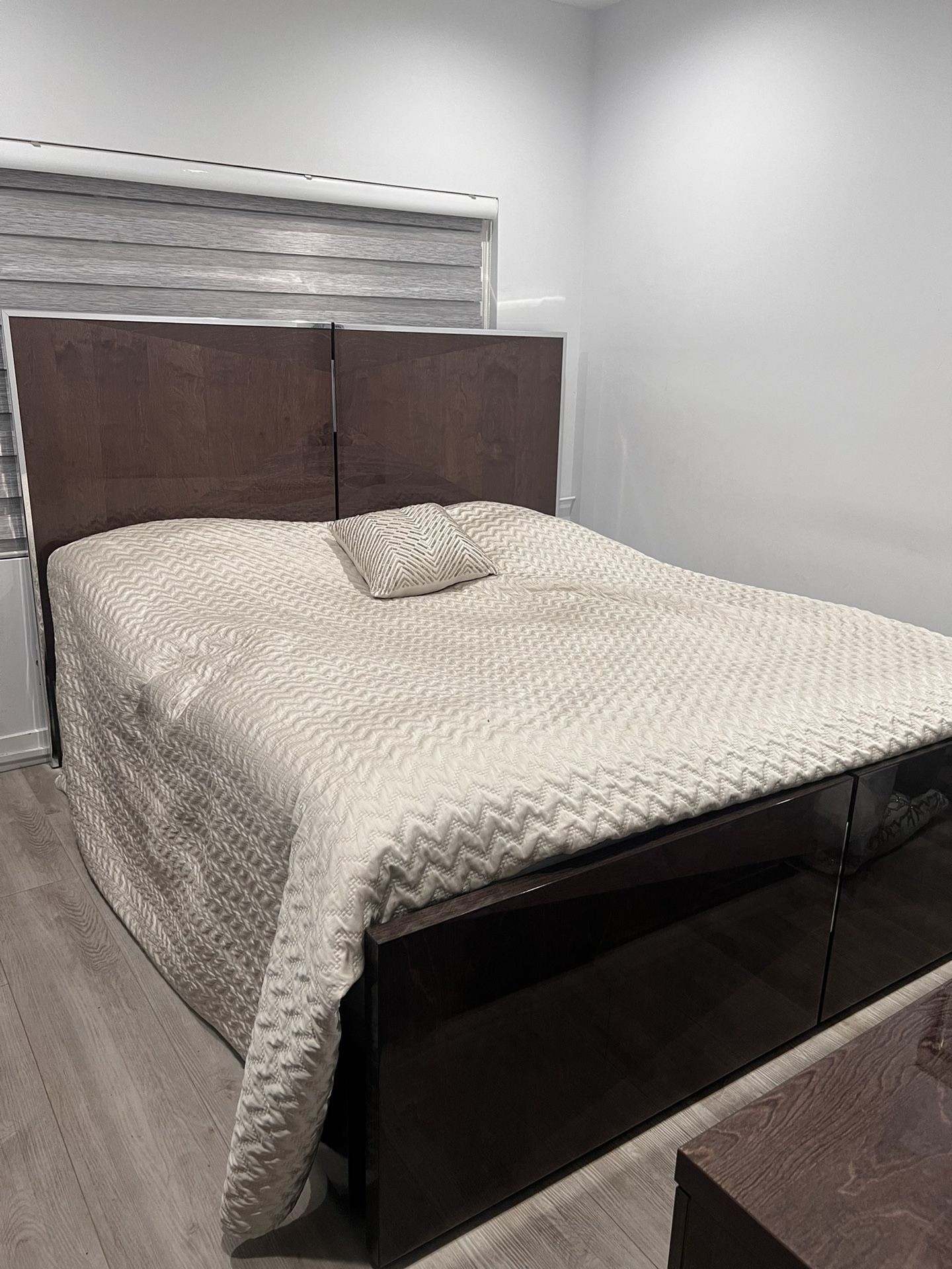 King Size Italian Bed W 2 Night Stands Dresser And Mirror + tempur-pedic Mattress
