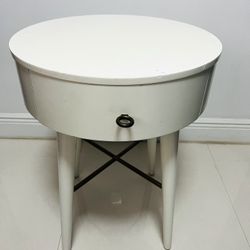 West Elm Penelope Nighstand In White Finish, Made Of Mahogany Wood And Bronce Metal Accesories