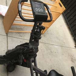 Exercise Bike With Hand Pulley Exercise And One Strap Broken As Is Nice 