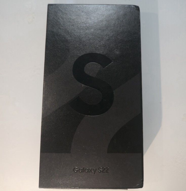 LIKE NEW Fully Unlocked Galaxy S22 128GB WITH BOX