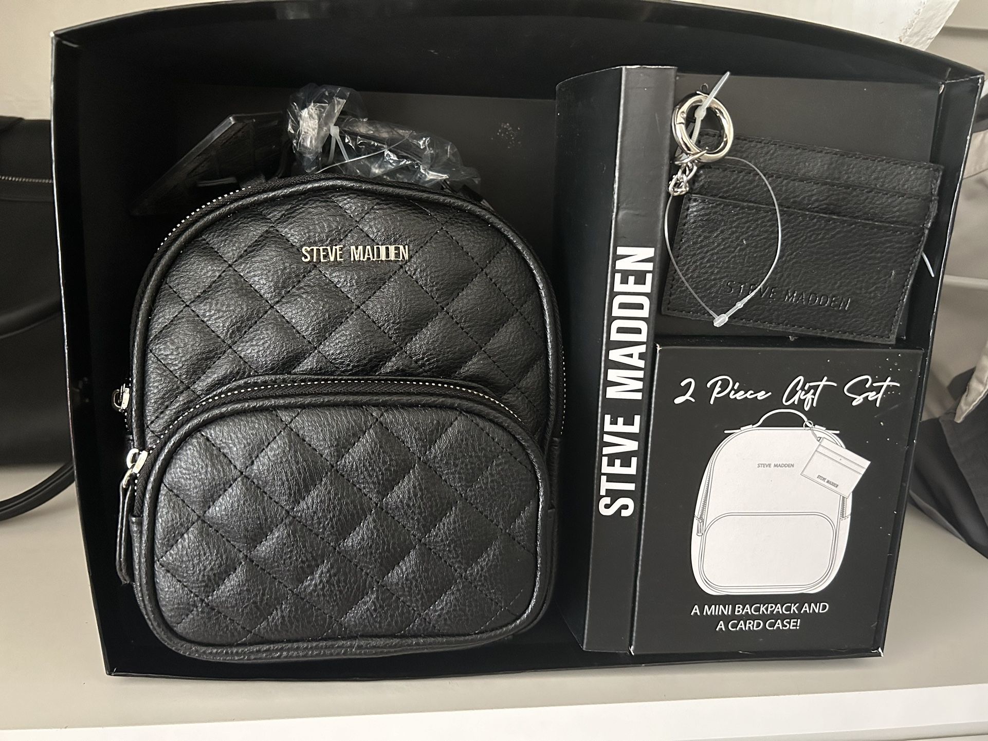 Steve Madden 2 Piece Gift Set .