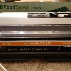 Foodsaver FM5200 vacuum sealer barely used the plastic cutter is missing other than that item works great 