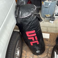 UFC PUNCHING BAG 100 POUND 