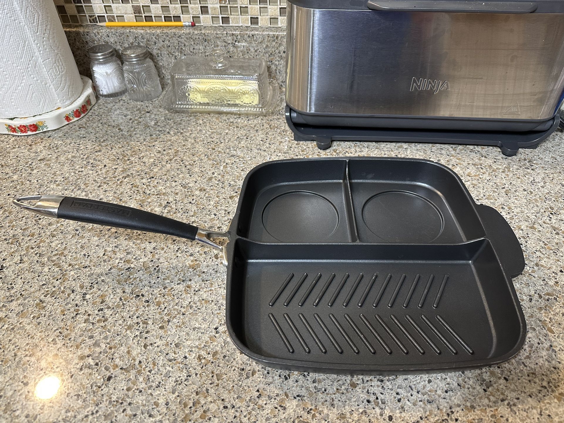 MasterPan Non-Stick 3 Section Meal Skillet, 11", Black