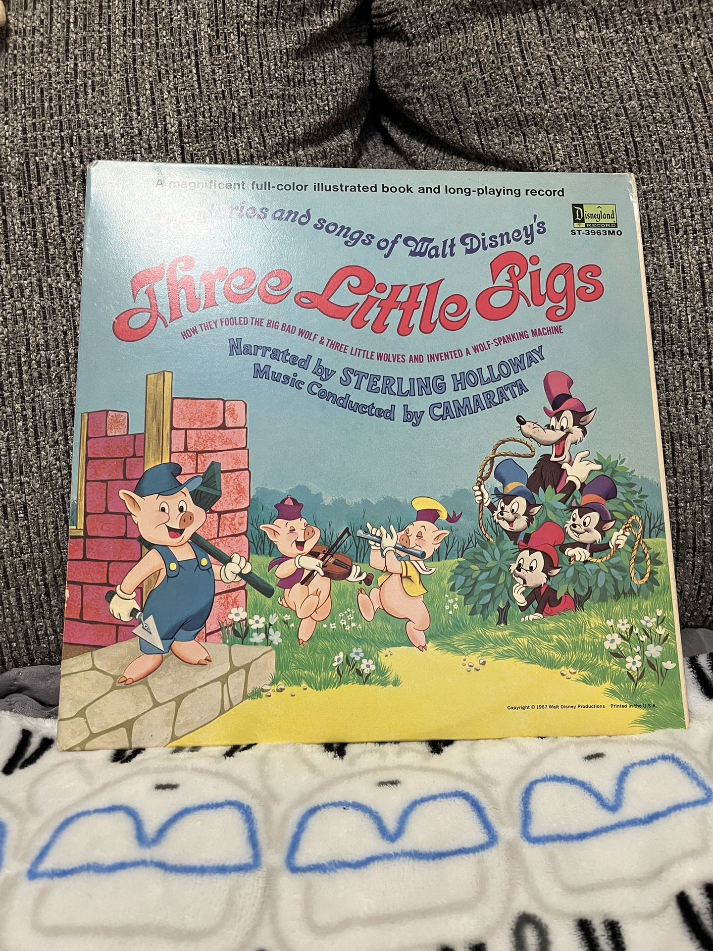 Walt Disney Three Little Pigs ST-3963MO Vinyl Record Album still in very good condition Very well taken care of