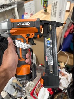 Nail gun and staples