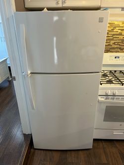 Kenmore Refrigerator with water and ice