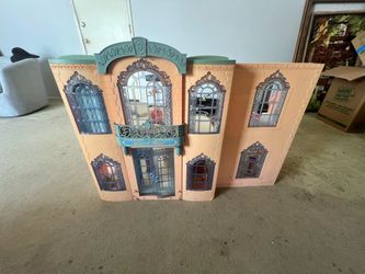 Vintage 2000 Barbie grand hotel